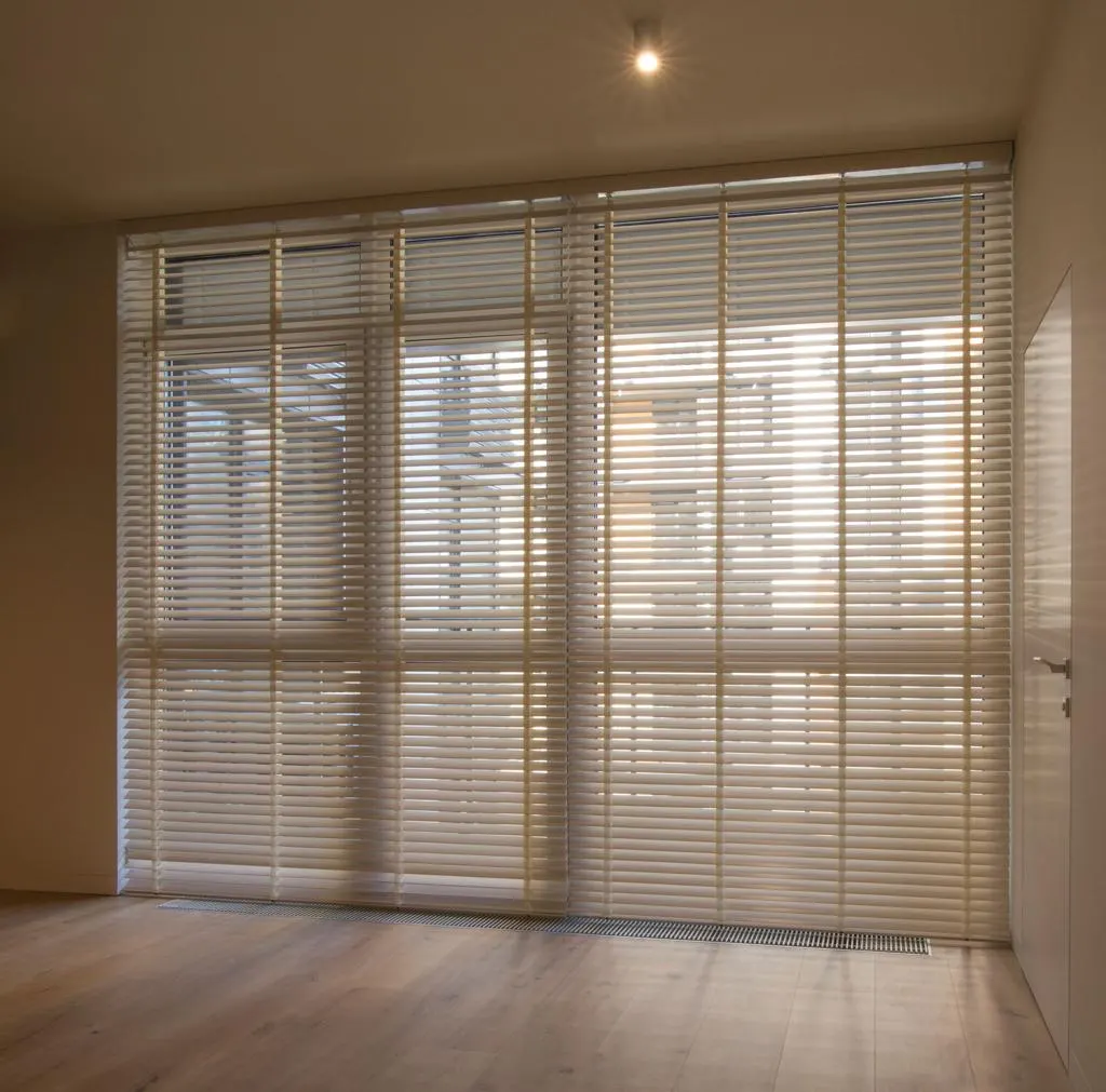 Sala com persiana de madeira